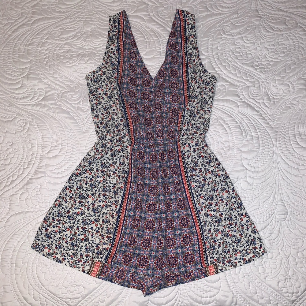 Lush Romper cute sleeveless V-neck elastic waist